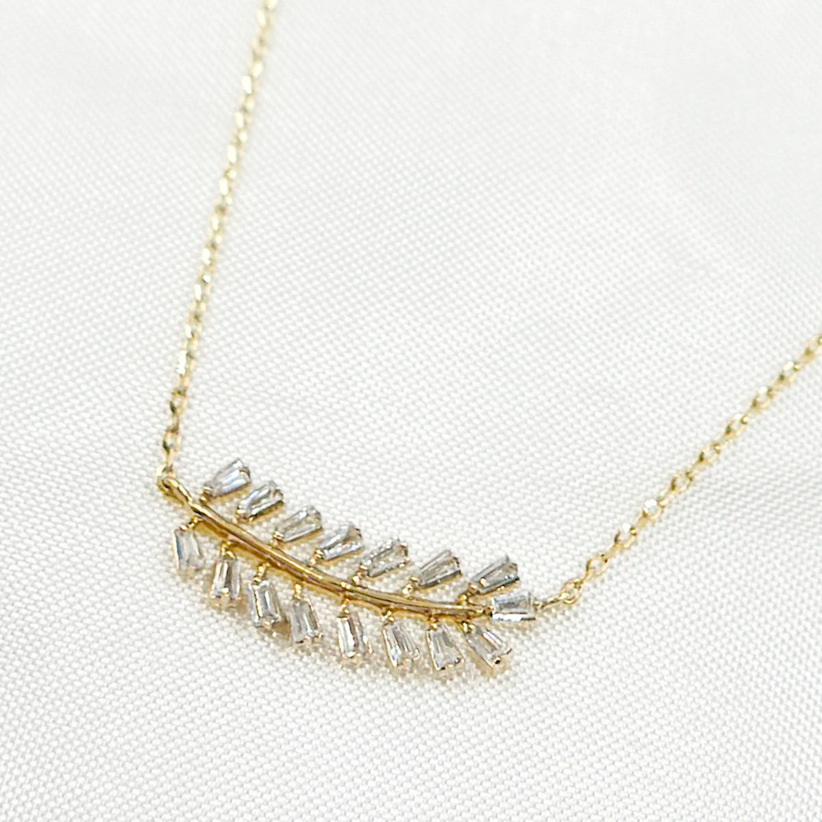 NT401709. 14K Solid Gold Diamond Leaf Shape Necklace