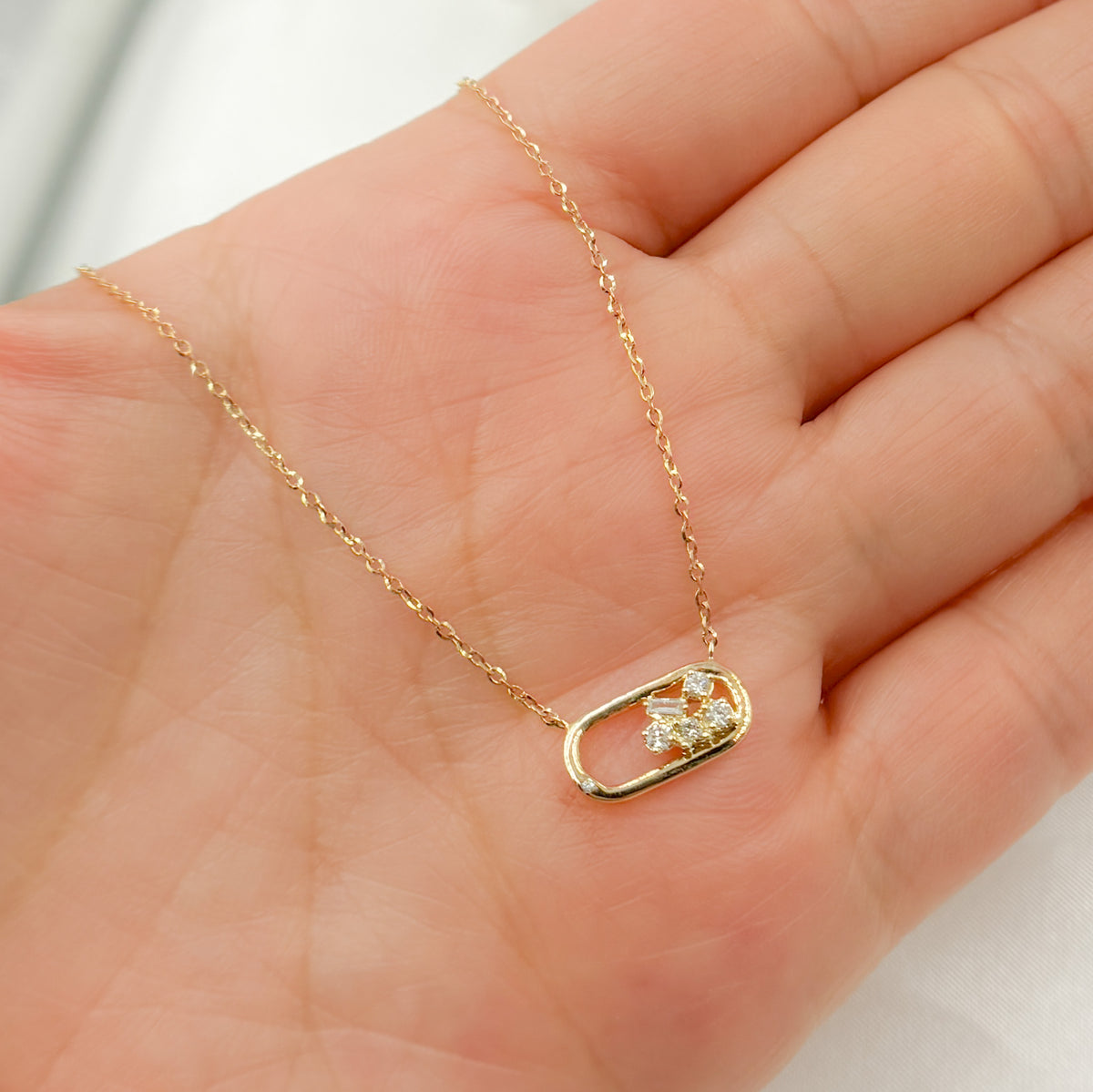 NT401194. 14k Solid Gold Diamond Oval Necklace