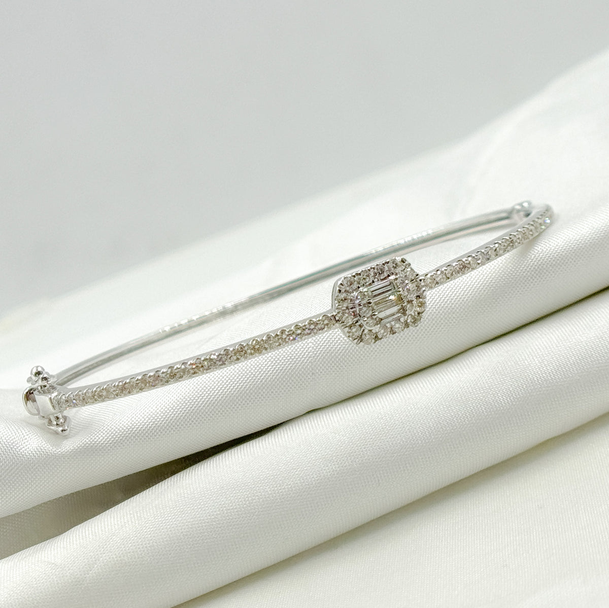 BNL68160. 14K White Solid Gold Diamond Bracelet