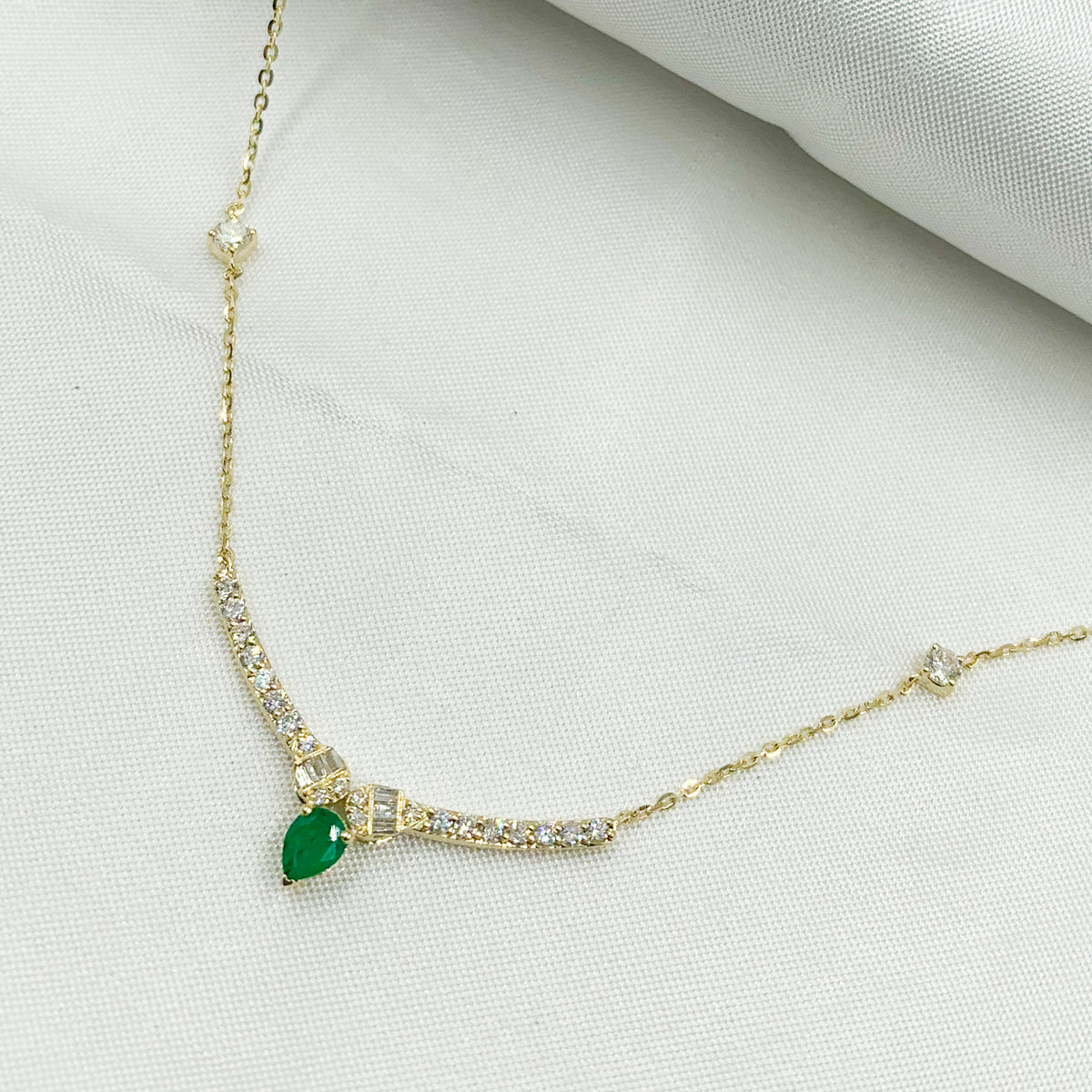 NT404446. 14K Solid Gold Diamond and Gemstone Necklace
