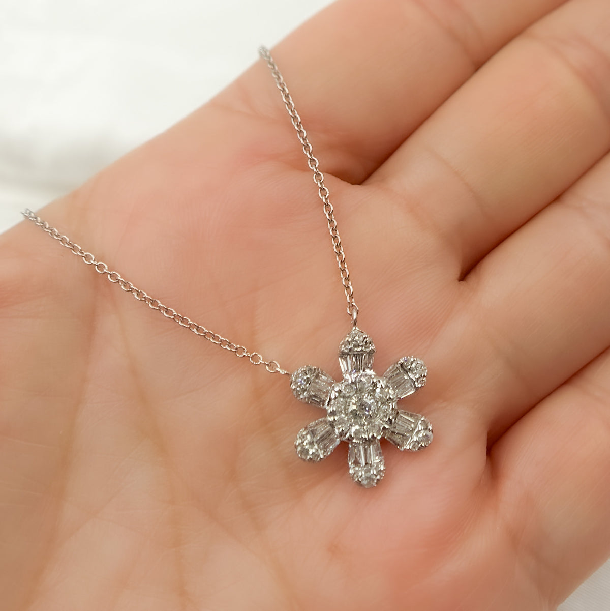 TJ0009. 14K Solid Gold Diamond Flower Shape Necklace