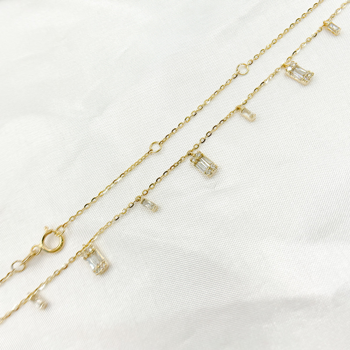 NT401827. 14K Solid Gold Diamond Dangle Necklace