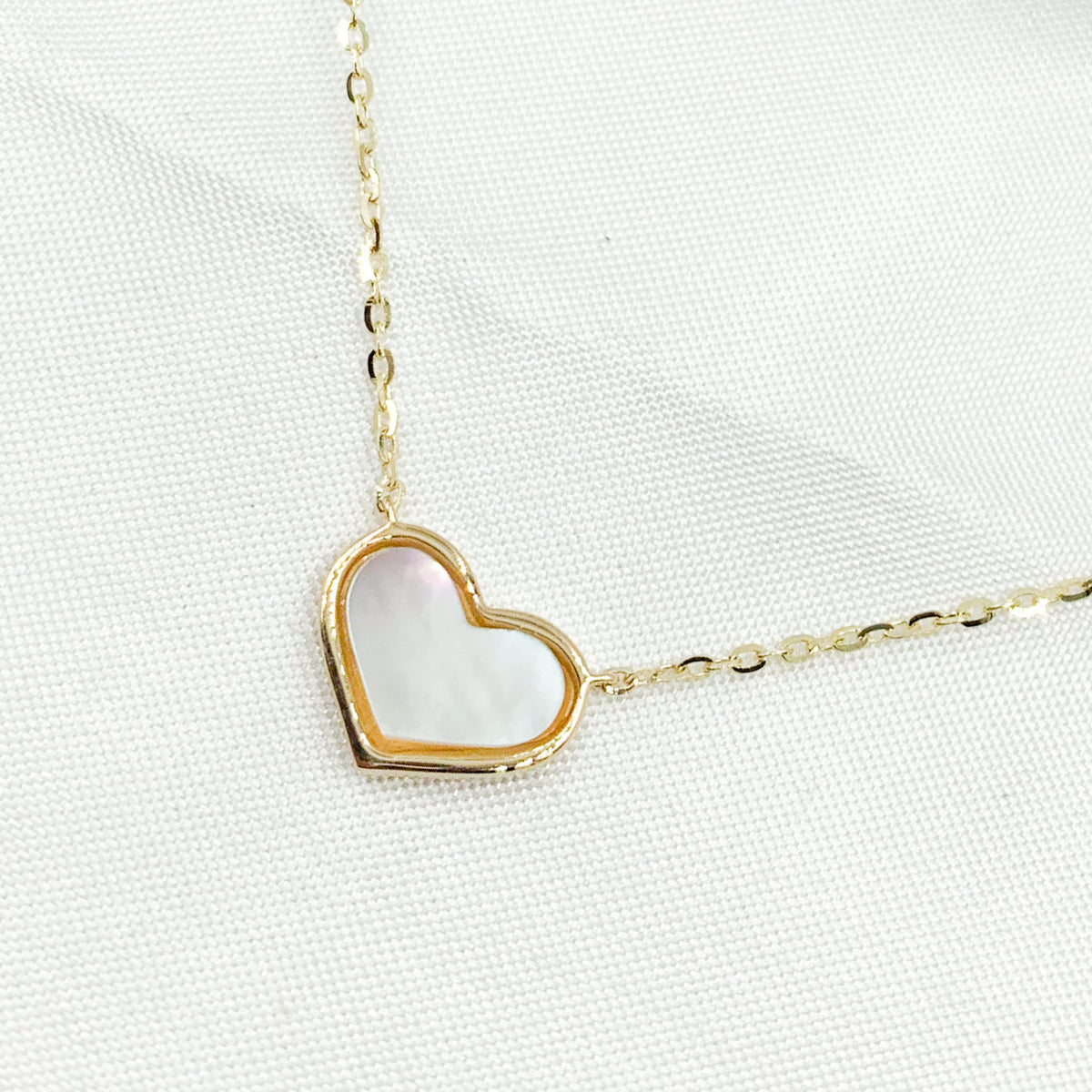 NT405812. 14K Solid Gold Mother of Pearl Heart Necklace