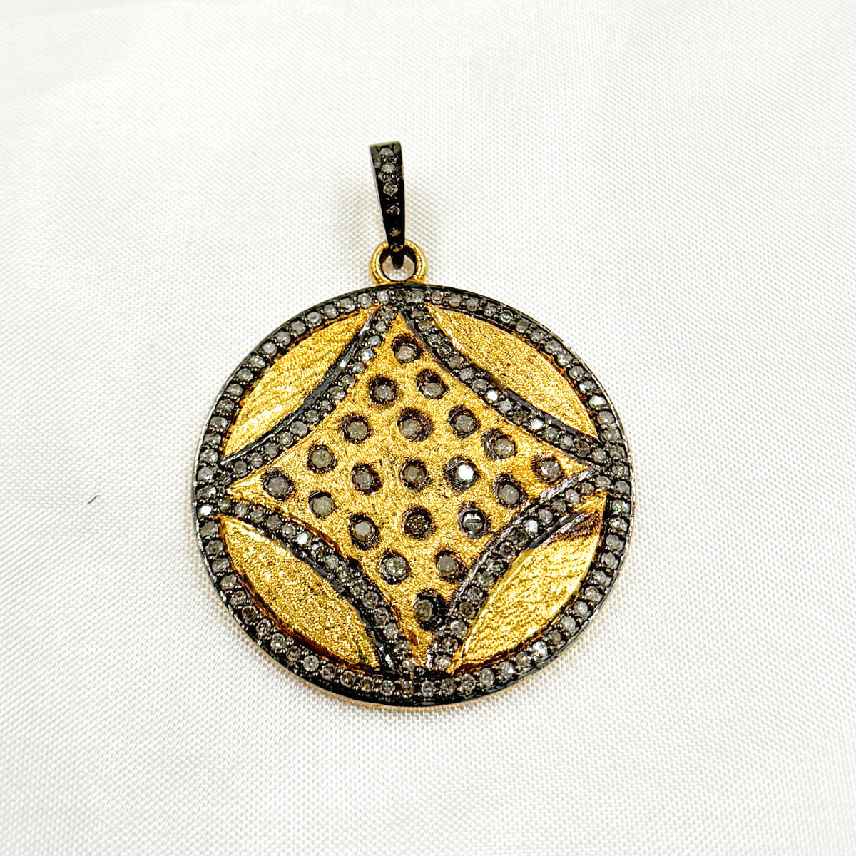 DP284. Diamond Sterling Silver Round Pendant