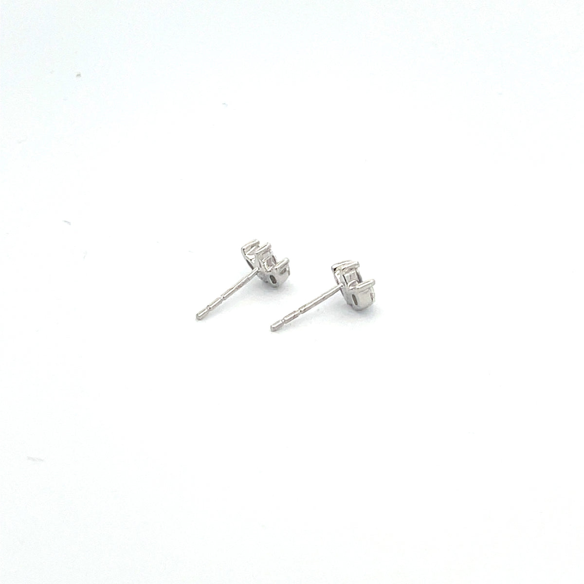 EFG51972. 14k Solid Gold Diamond Flower Studs