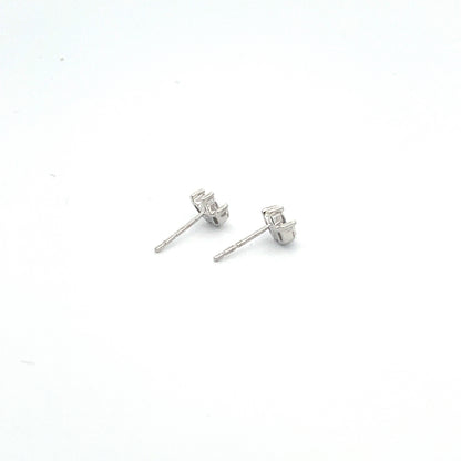 EFG51972. 14k Solid Gold Diamond Flower Studs