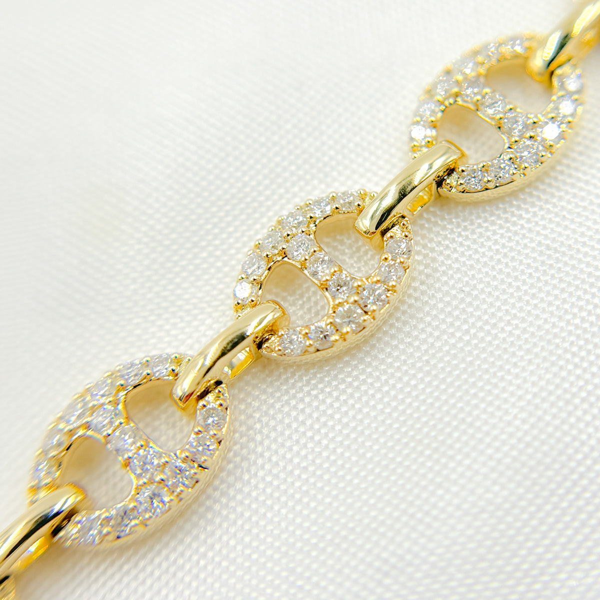 BR402447. 14k Solid Gold Diamond Marina Link Bracelet