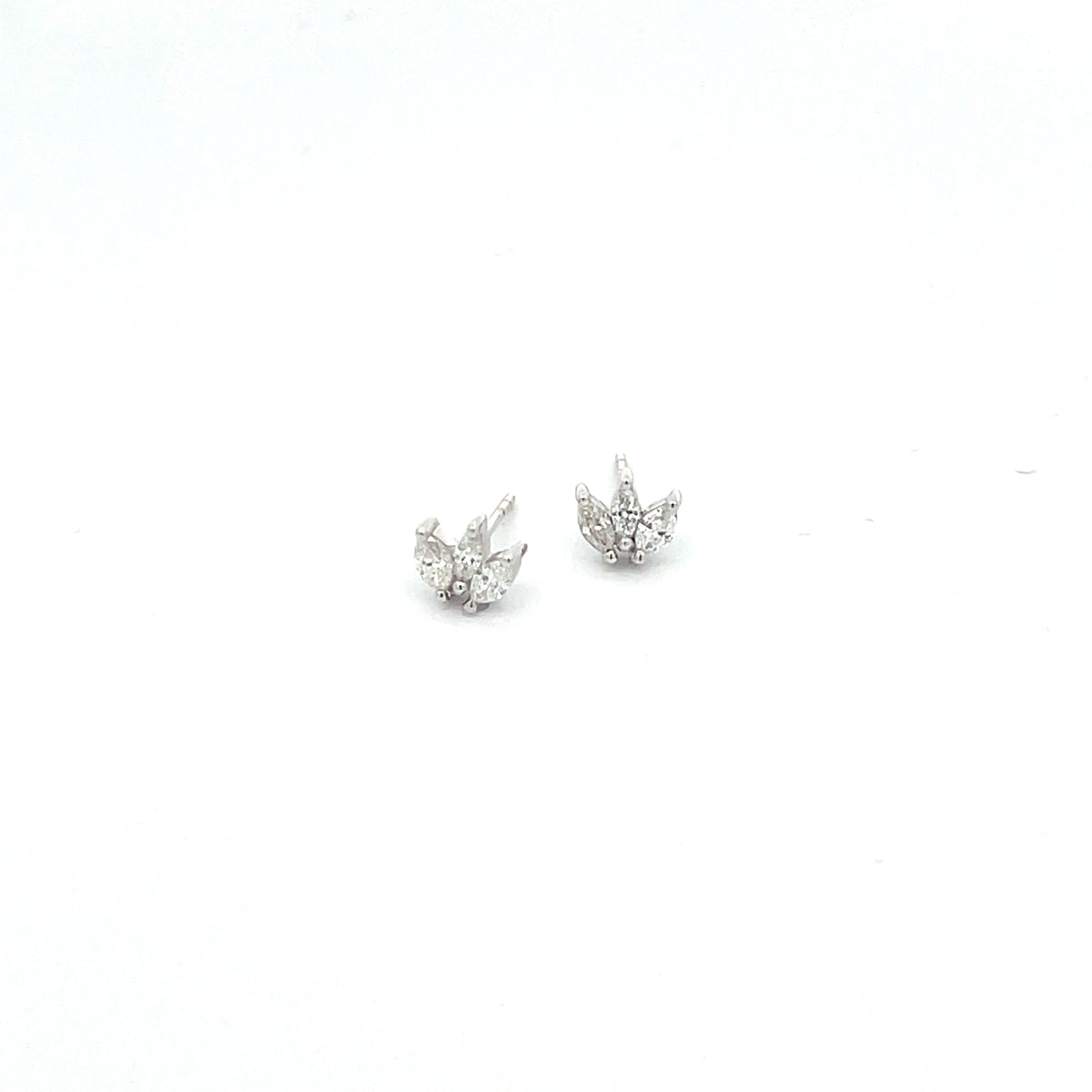 EFG51972. 14k Solid Gold Diamond Flower Studs