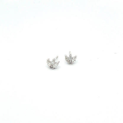 EFG51972. 14k Solid Gold Diamond Flower Studs