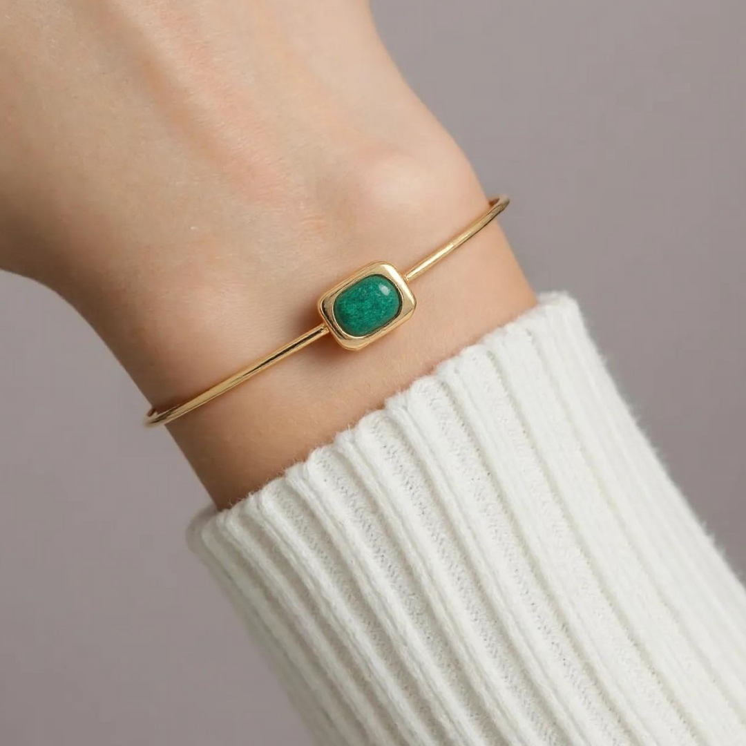 CB96731EM7X5. 14K Solid Gold Emerald Bangle