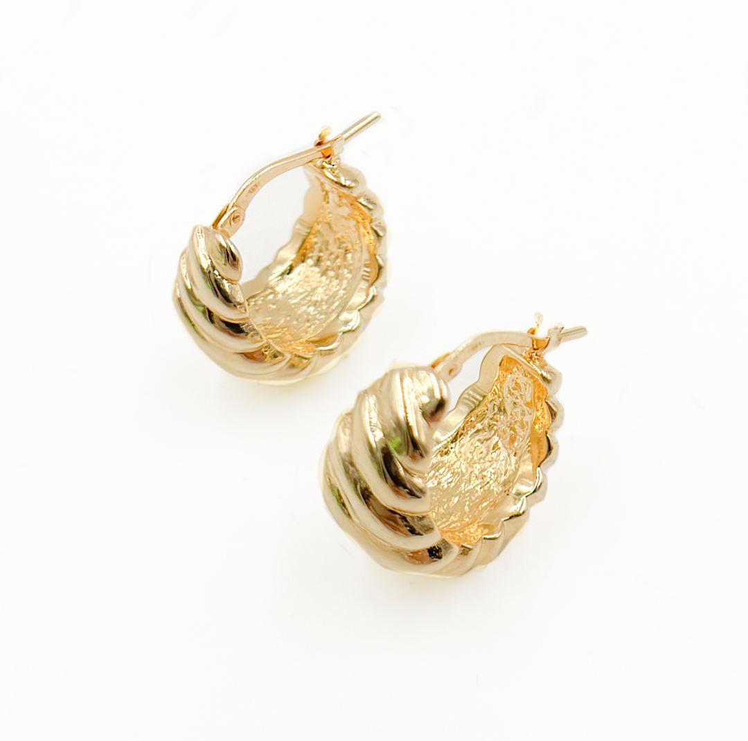15850013653. 14K Solid Gold Ribbed Hollow Hoop Earrings