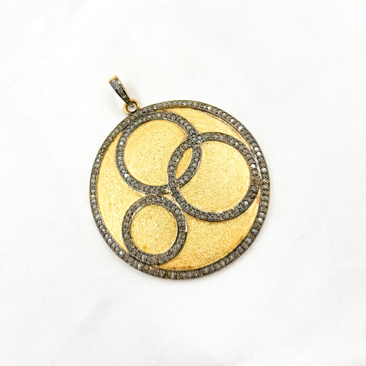 DP257. Diamond Sterling Silver Round Pendant