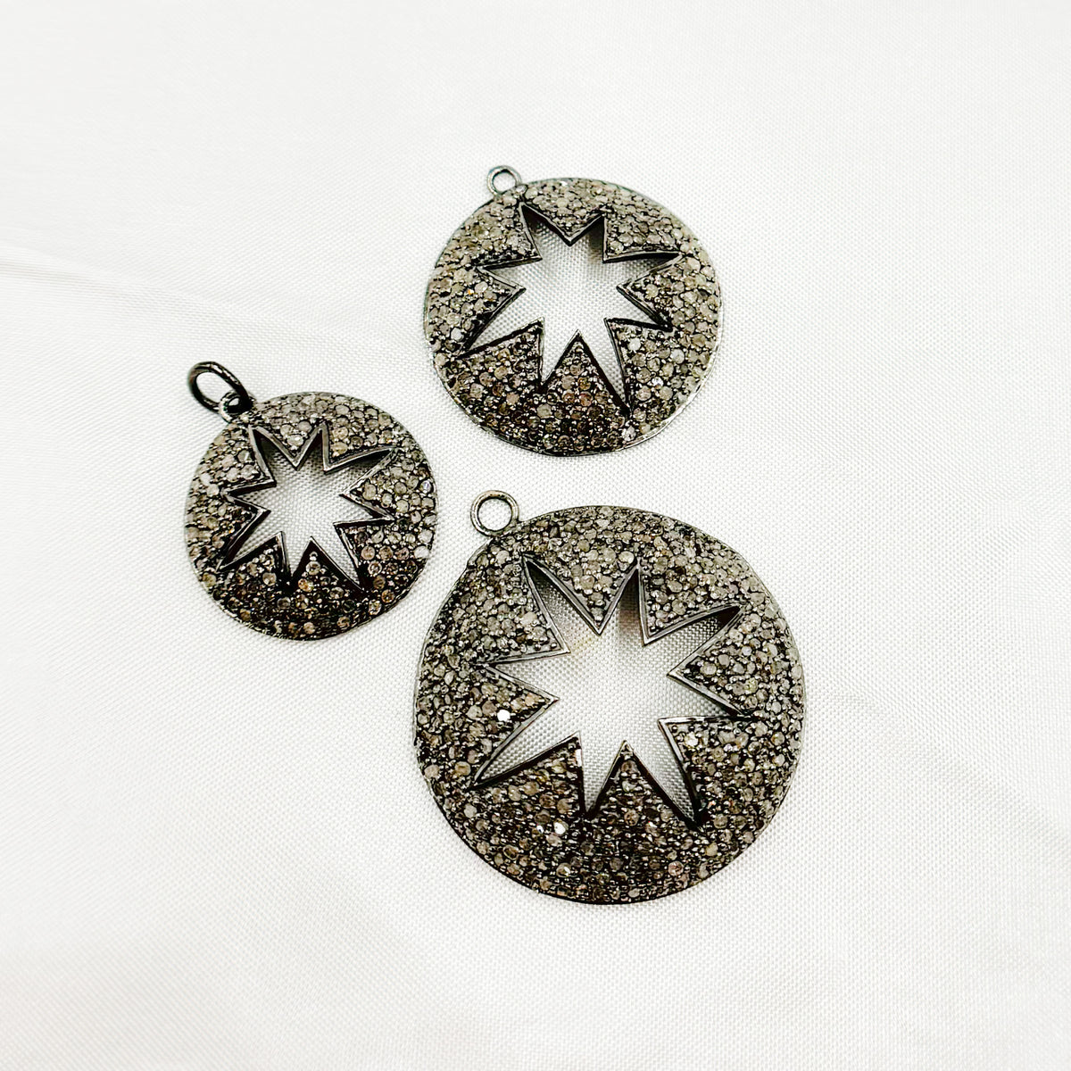 DE017. Sterling Silver Black Rhodium Diamond Round Star Pendant