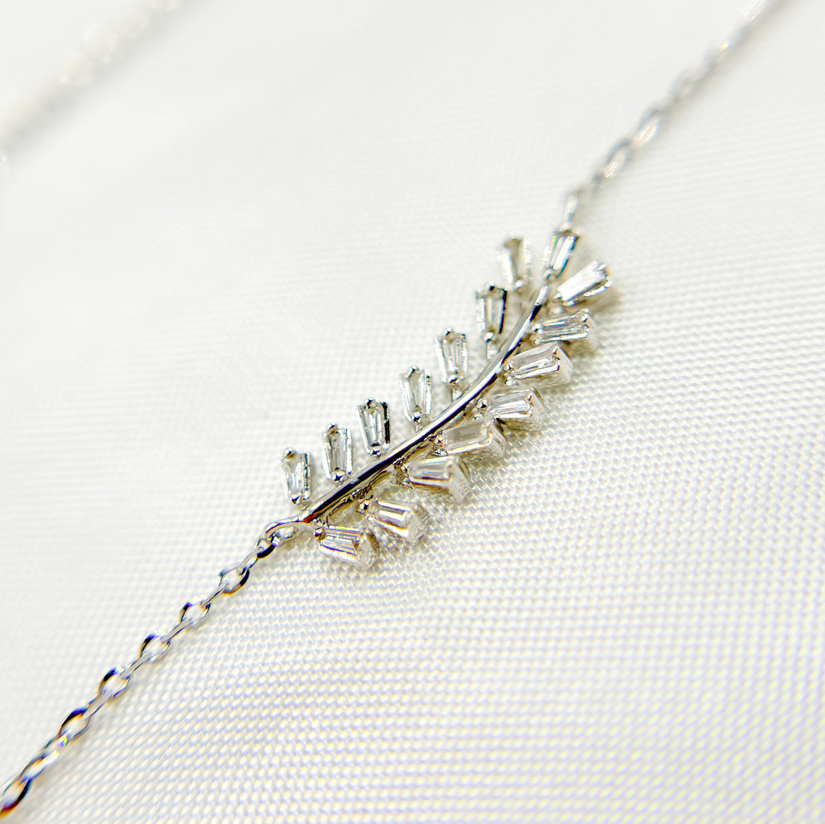 NT401709. 14K Solid Gold Diamond Leaf Shape Necklace