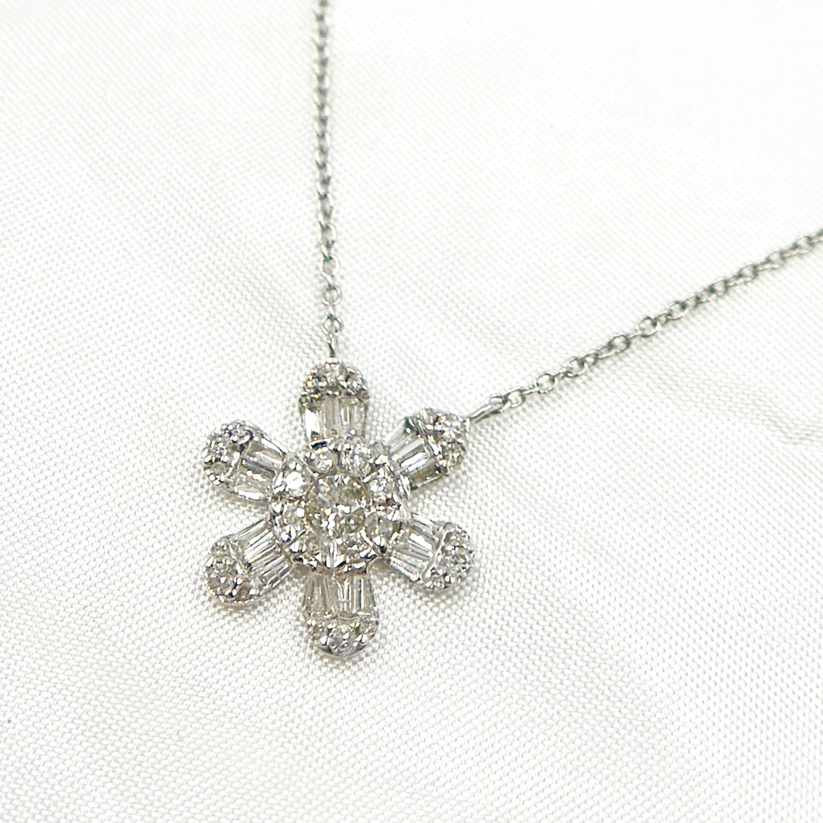 TJ0009. 14K Solid Gold Diamond Flower Shape Necklace