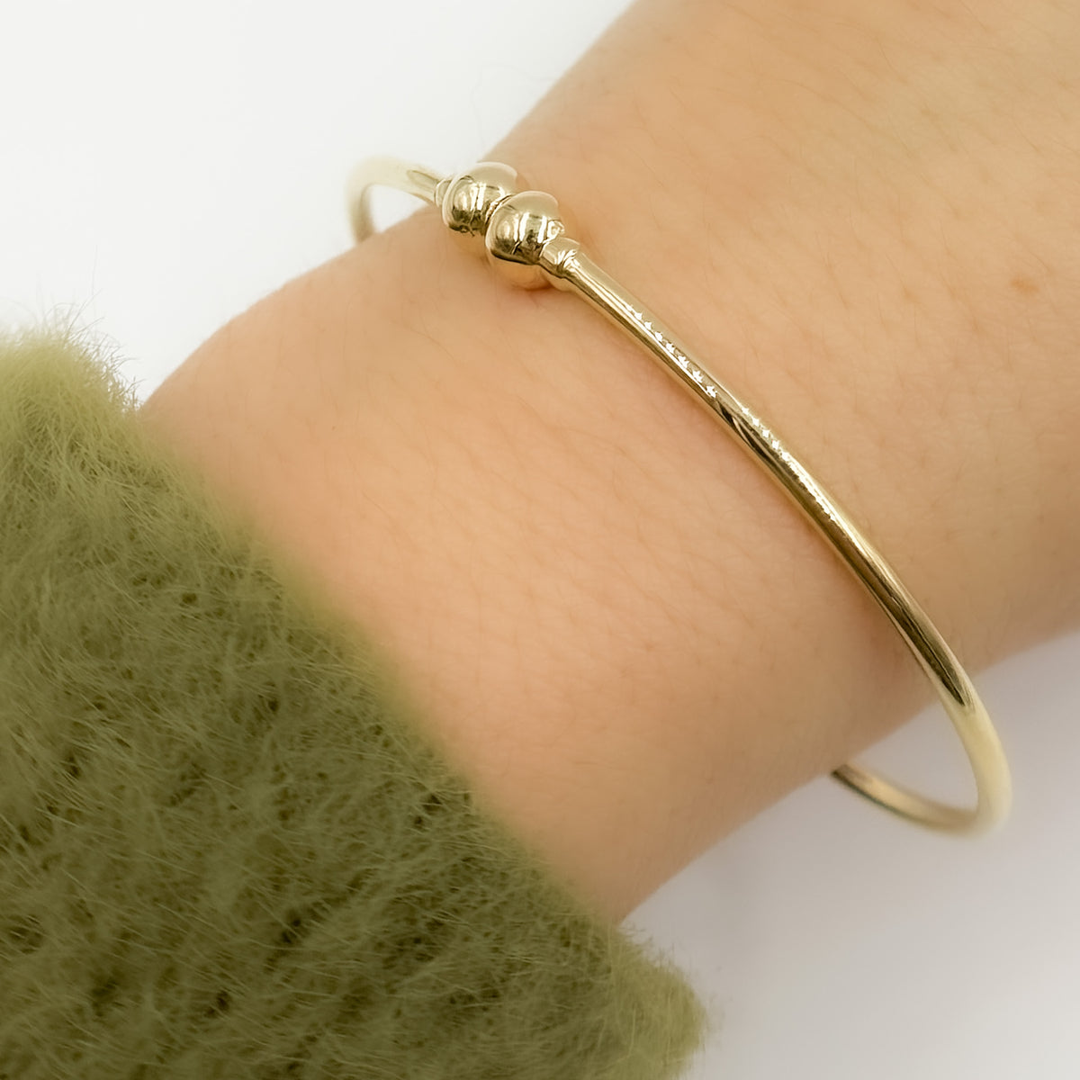 BNZ68617. 14K Solid Gold Bangle