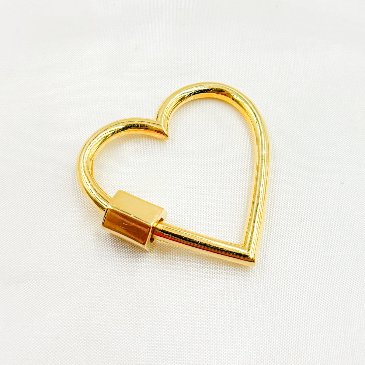 DC1001. Sterling Silver Heart Screw Clasp