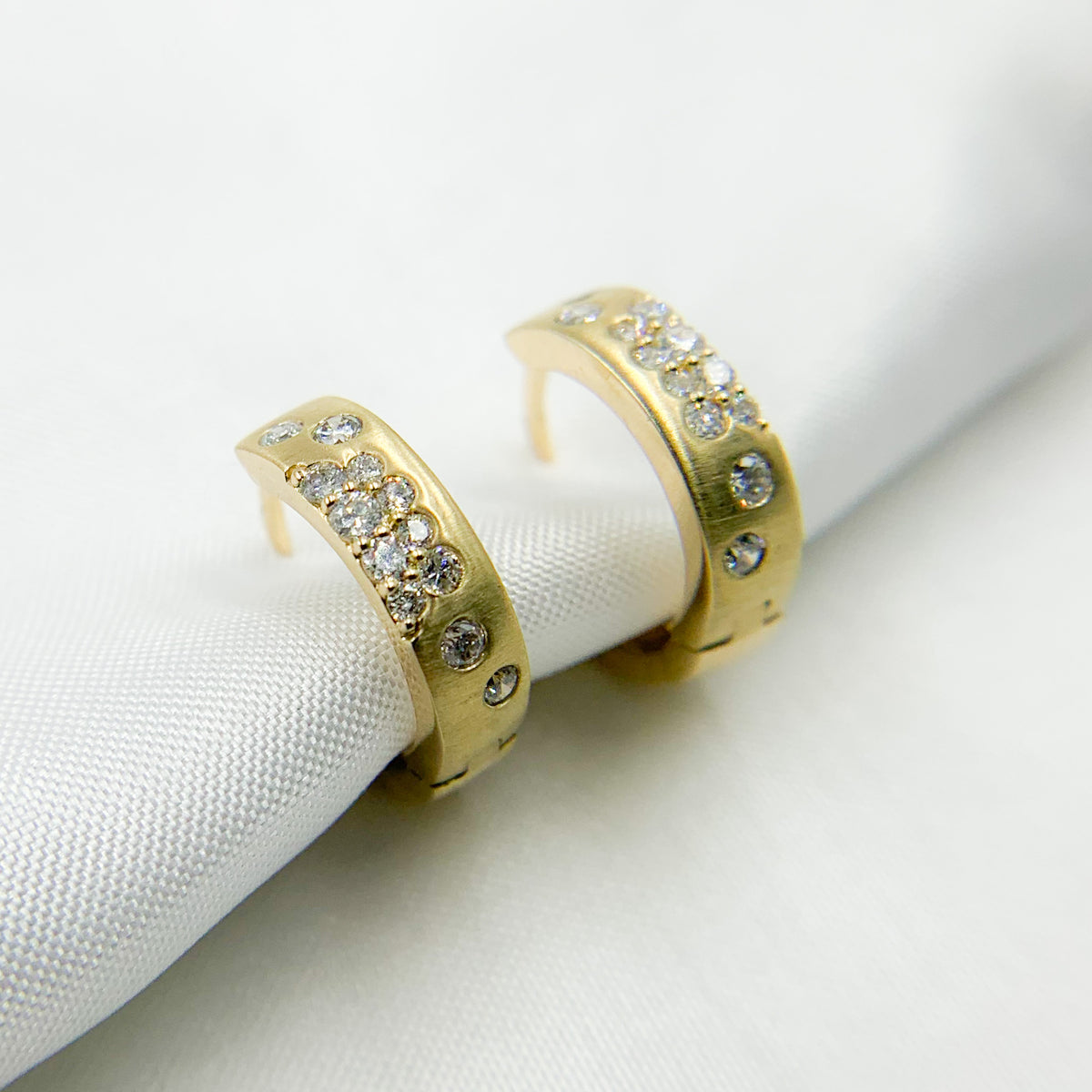 HP401868. 14k Solid Yellow Gold Diamond Huggie Hoop Earrings