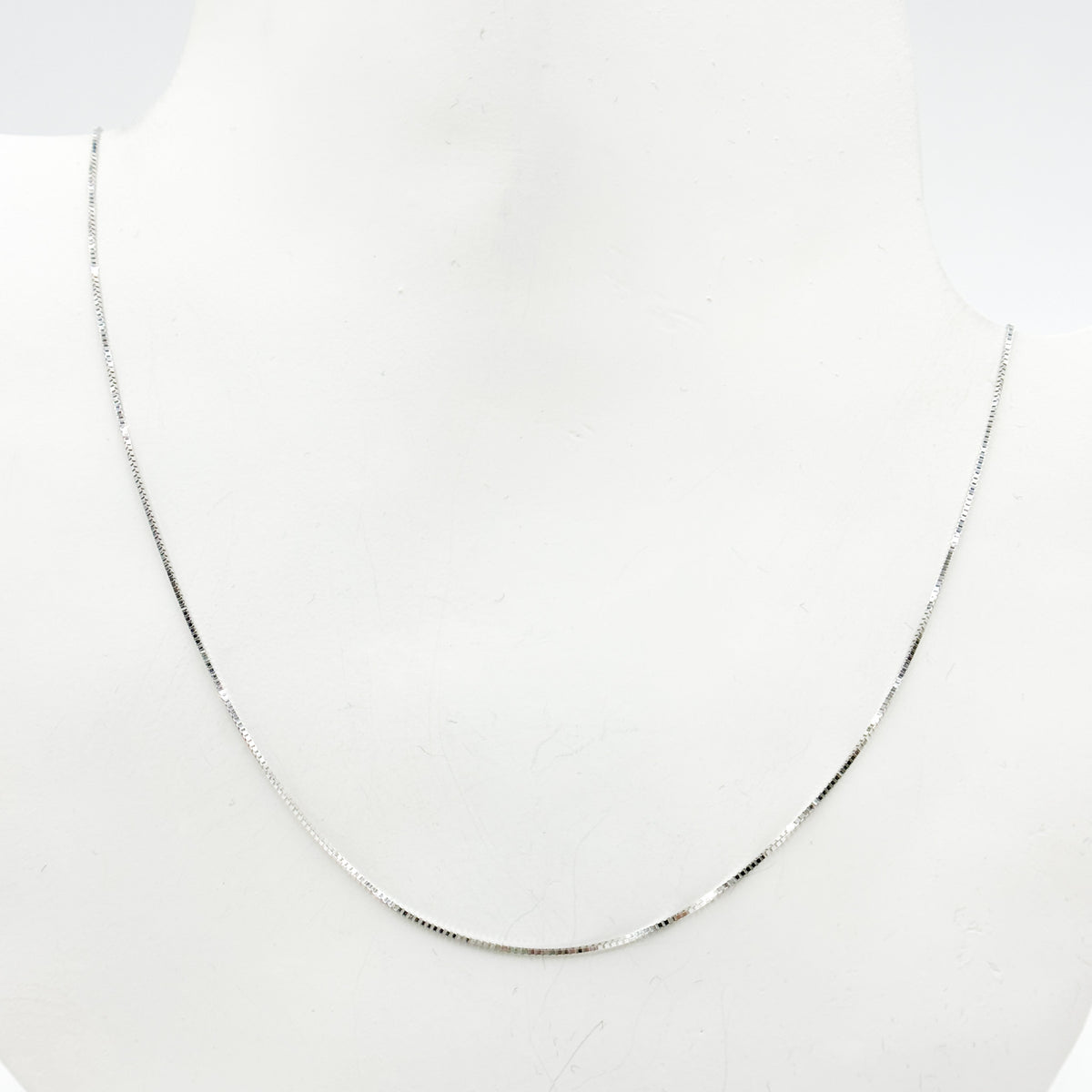 040VEDWG18K. 18K Solid White Gold Box Chain