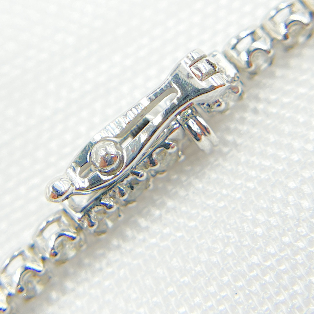 OJ7530. 14K White Gold Bracelet with Diamond Hearts