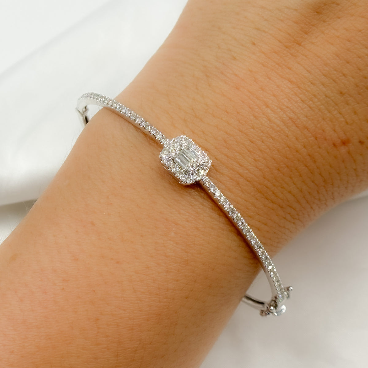BNL68160. 14K White Solid Gold Diamond Bracelet