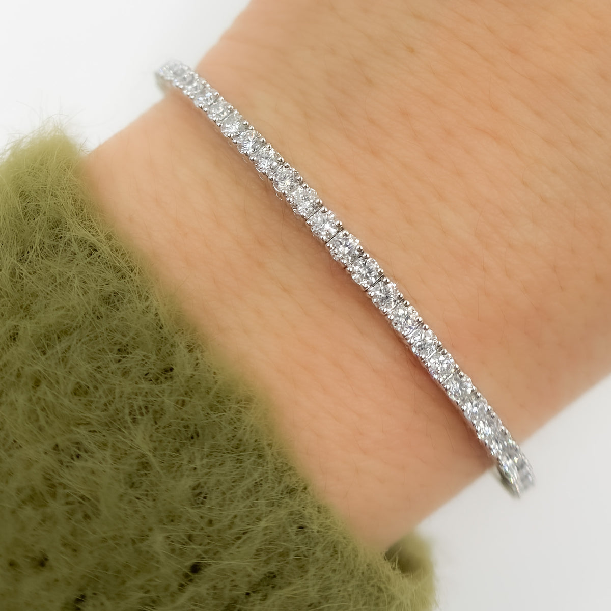 BNP68311. 14K Solid Gold Diamond Bangle