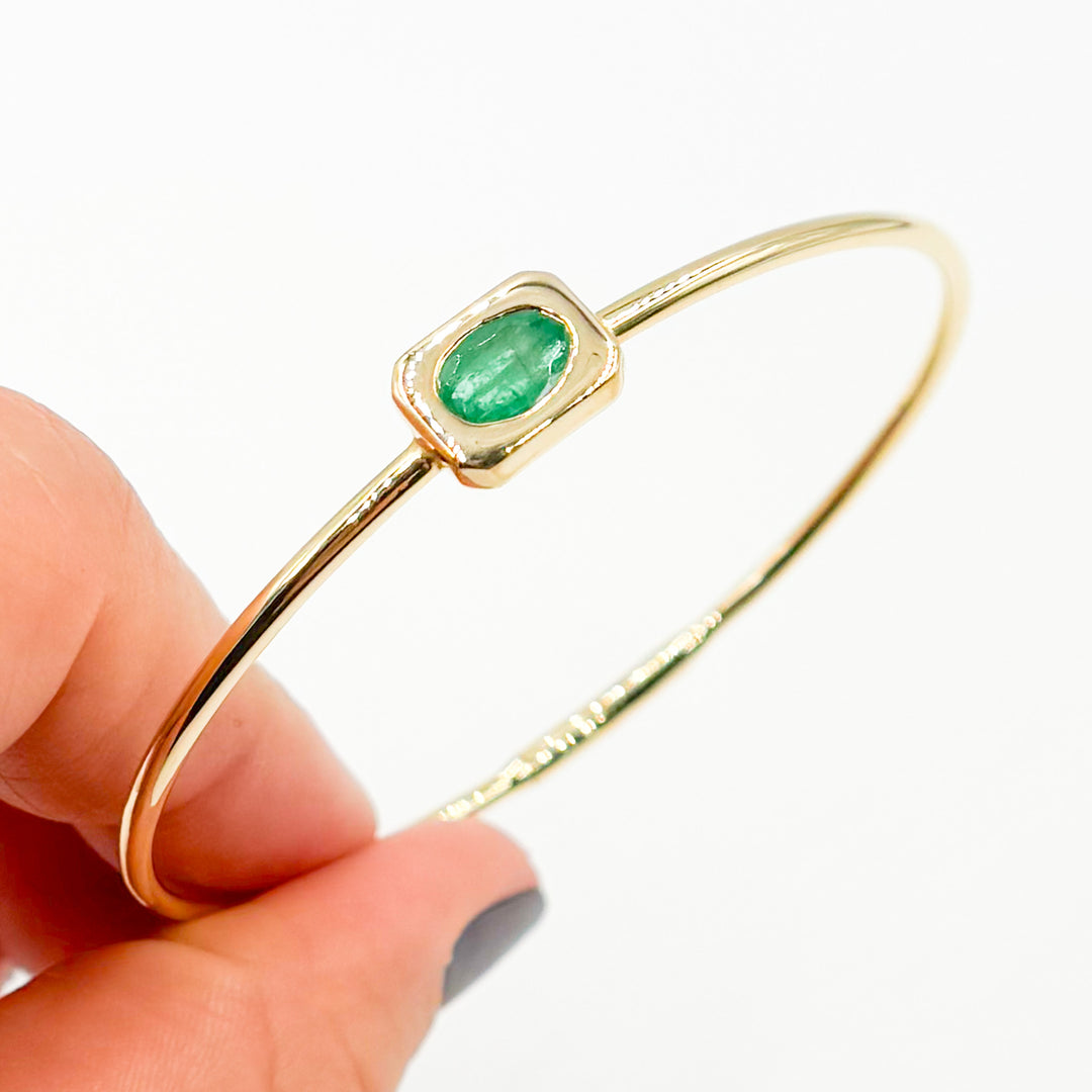 CB96731EM7X5. 14K Solid Gold Emerald Bangle