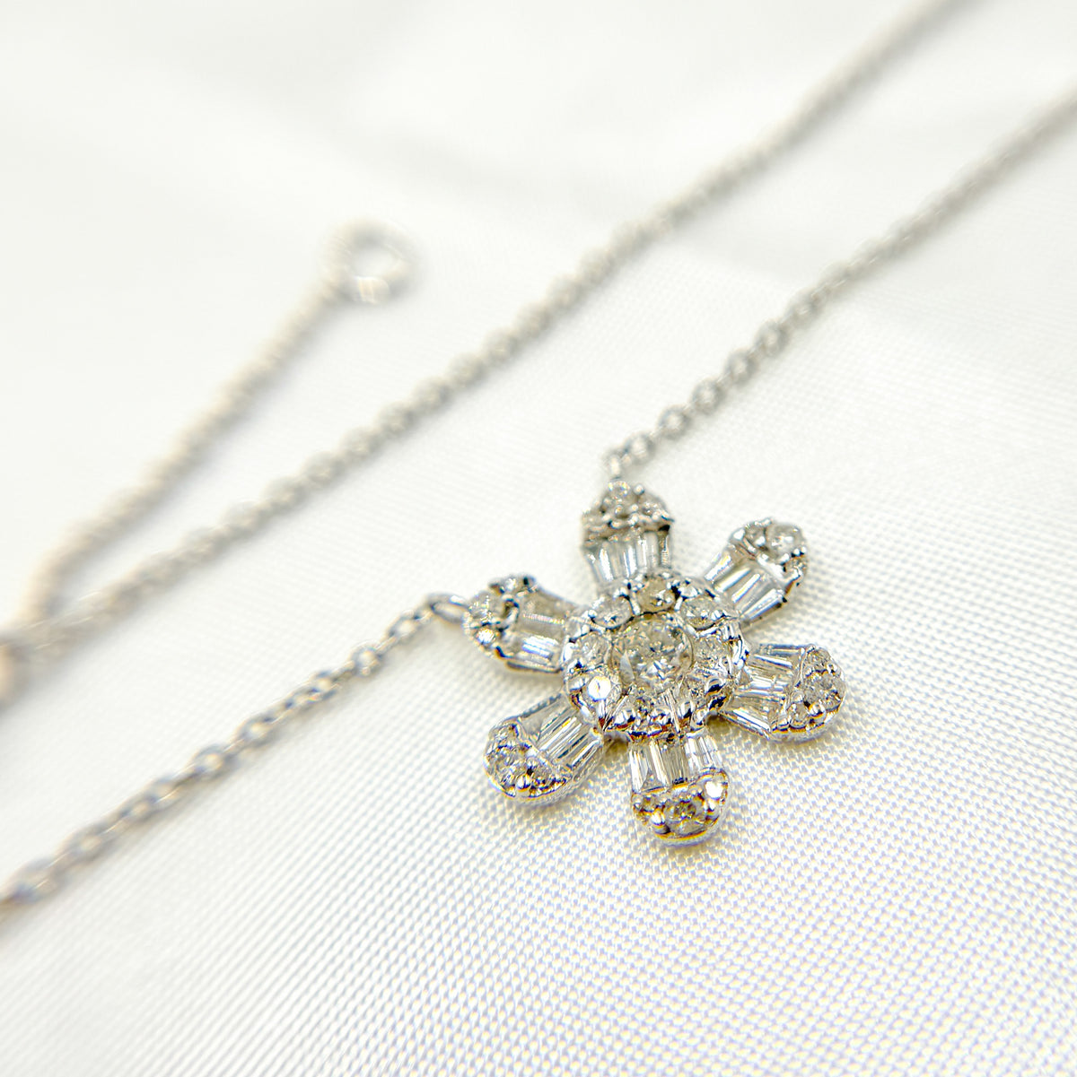 TJ0009. 14K Solid Gold Diamond Flower Shape Necklace