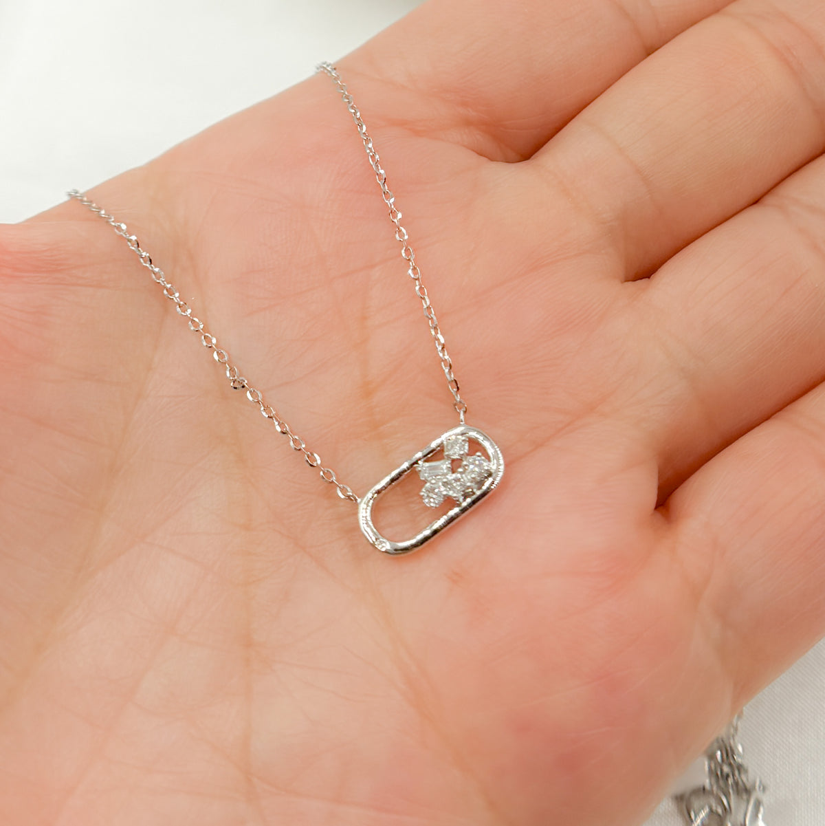 NT401194. 14k Solid Gold Diamond Oval Necklace