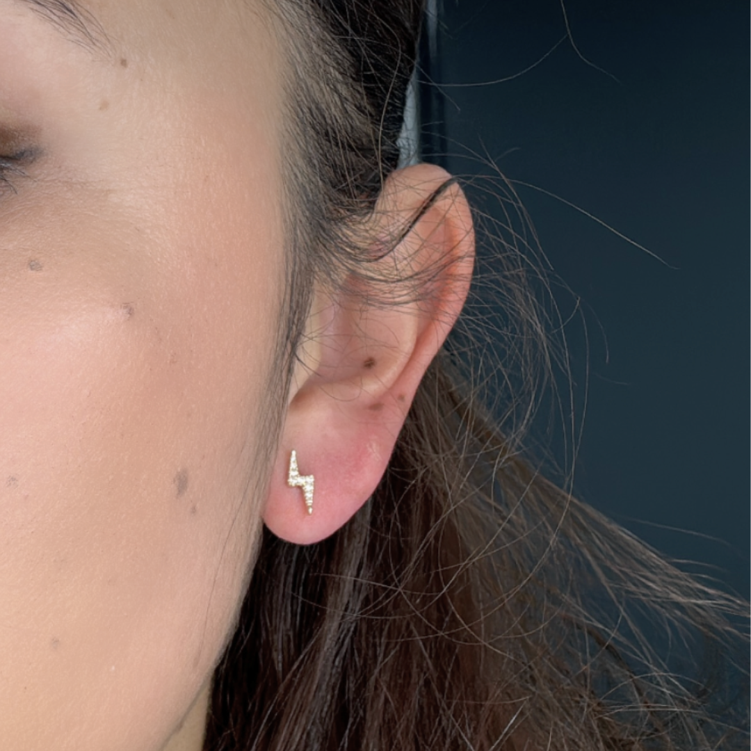 ER415222Y. 14K Solid Gold Diamond Ray