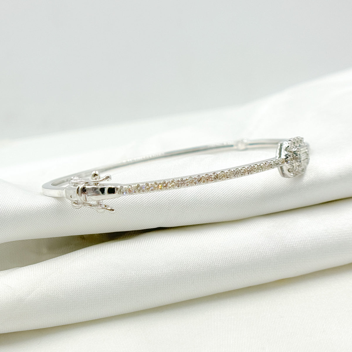 BNL68160. 14K White Solid Gold Diamond Bracelet