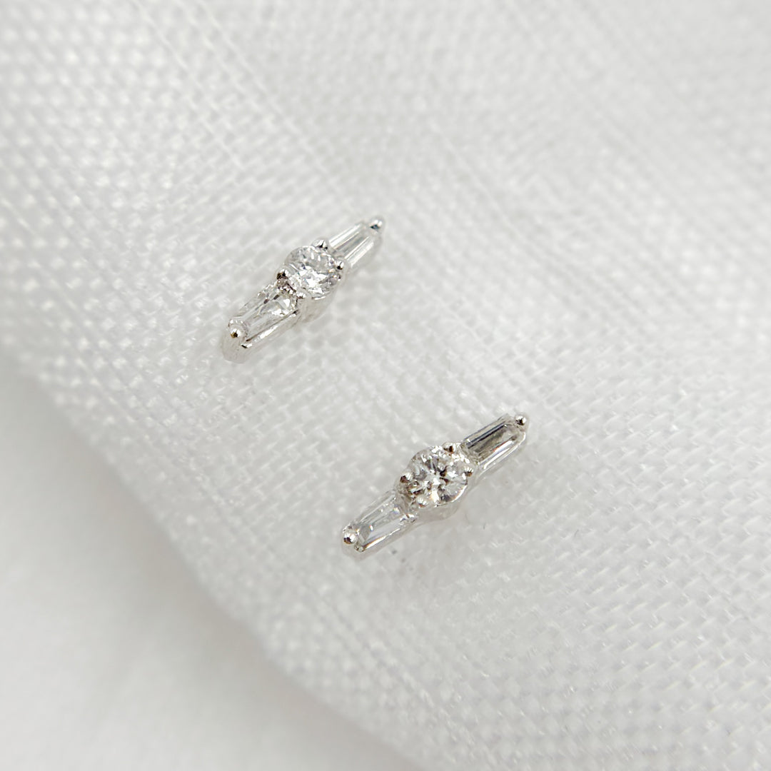 ER421062. 14K Solid Gold Diamond Bar Studs