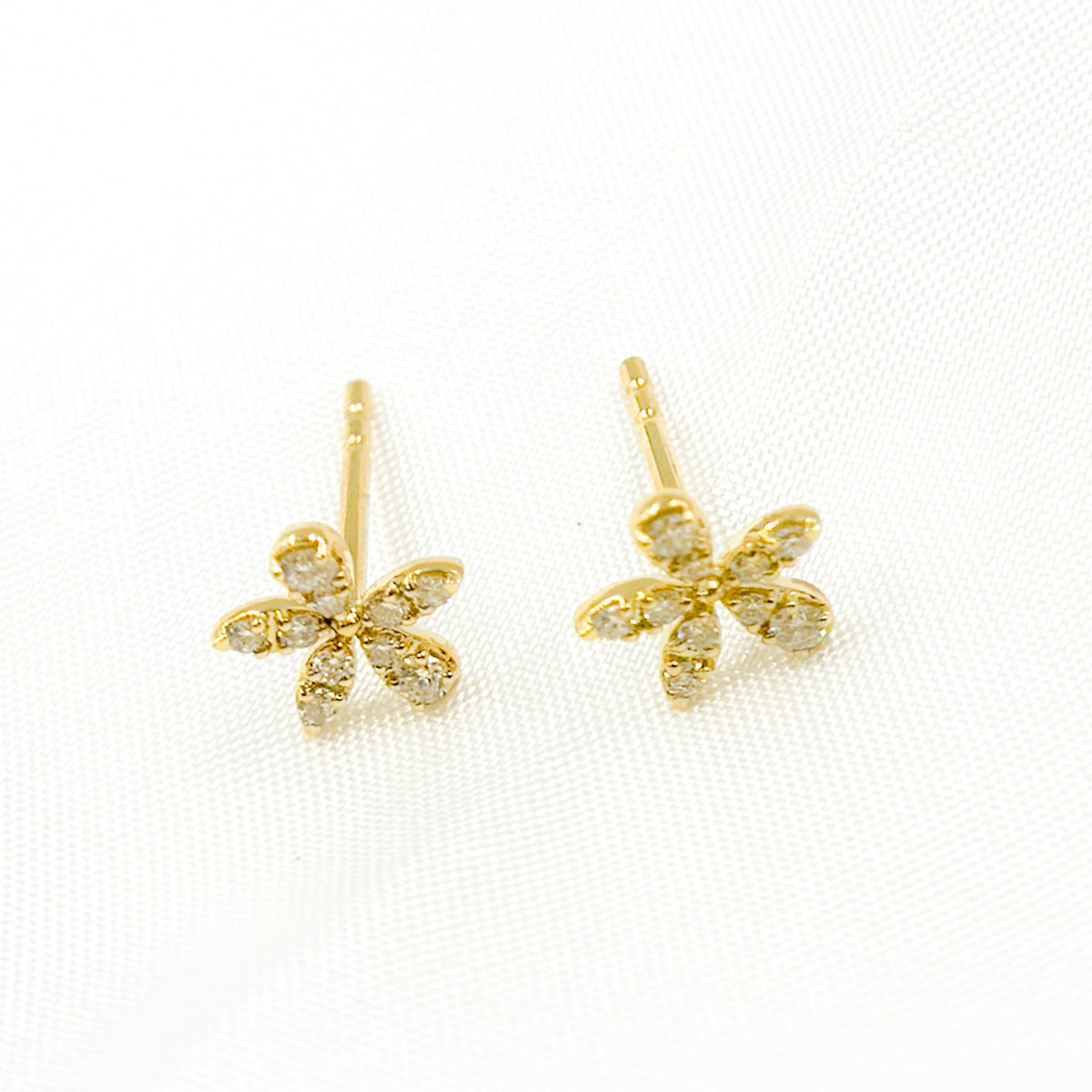 ER413387. 14K Solid Gold Diamond Flower Studs