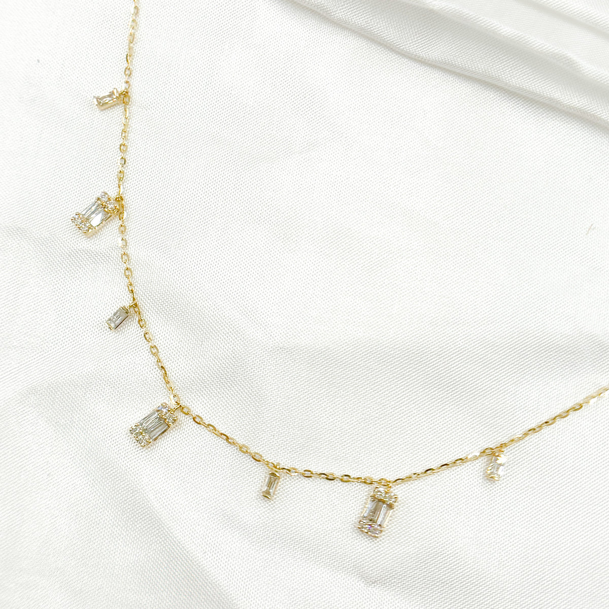 NT401827. 14K Solid Gold Diamond Dangle Necklace