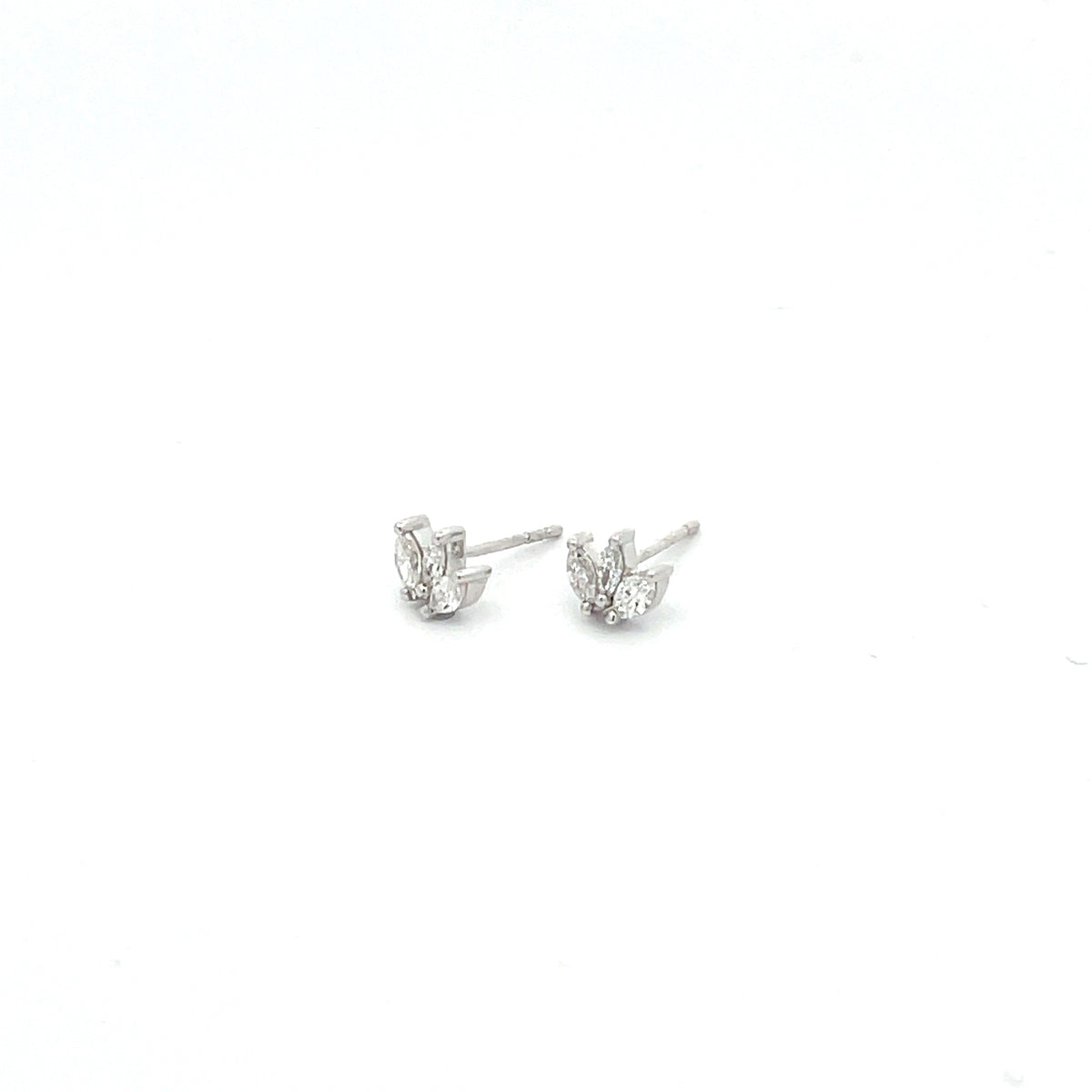 EFG51972. 14k Solid Gold Diamond Flower Studs