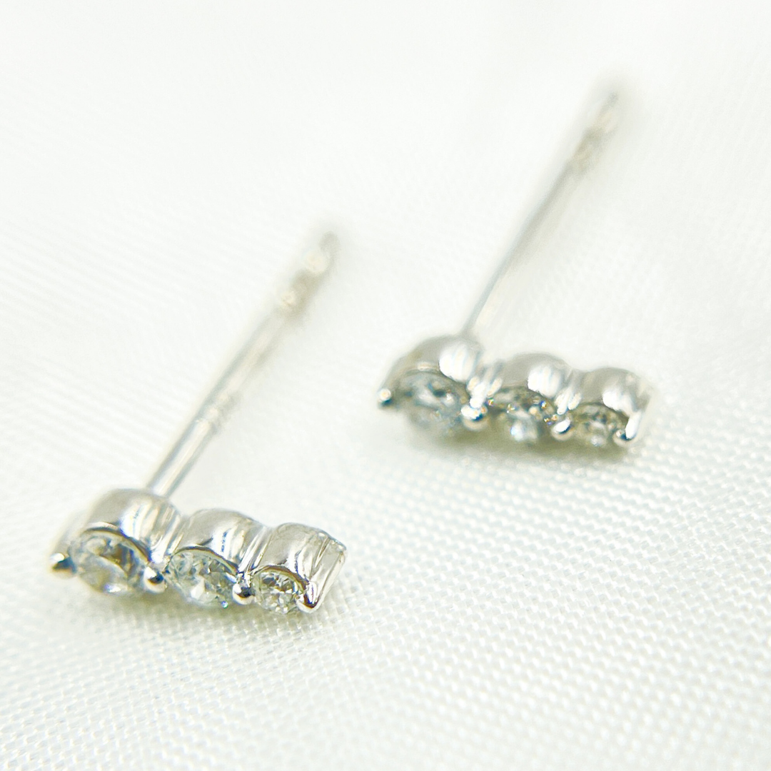 ER413586. 14k Solid Gold Diamond Dots Studs