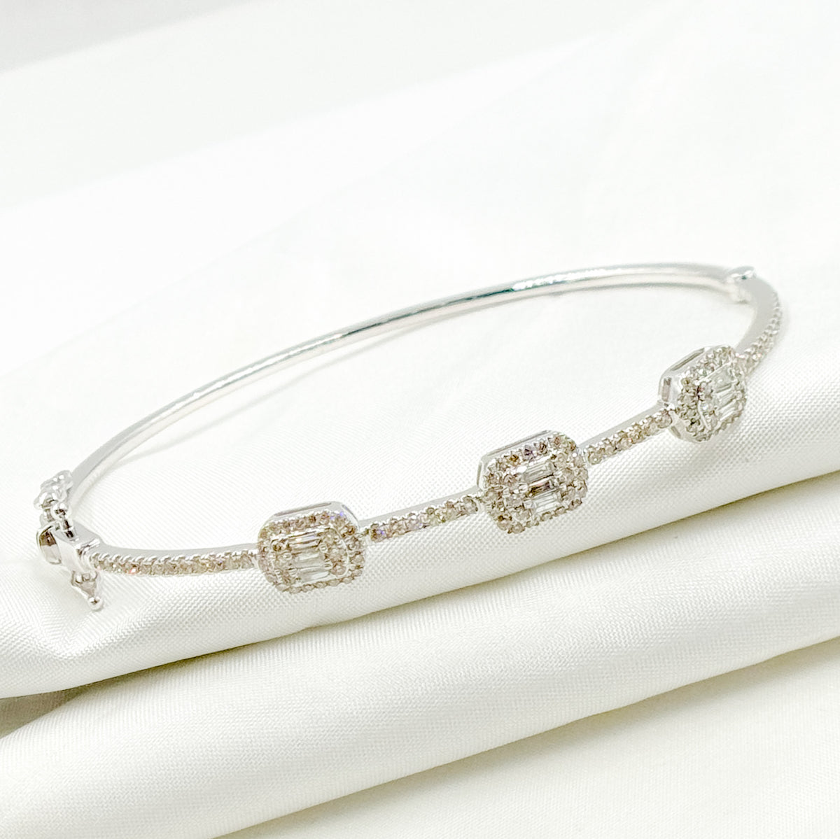 BNL68161. 14K White Solid Gold Diamond Bracelet