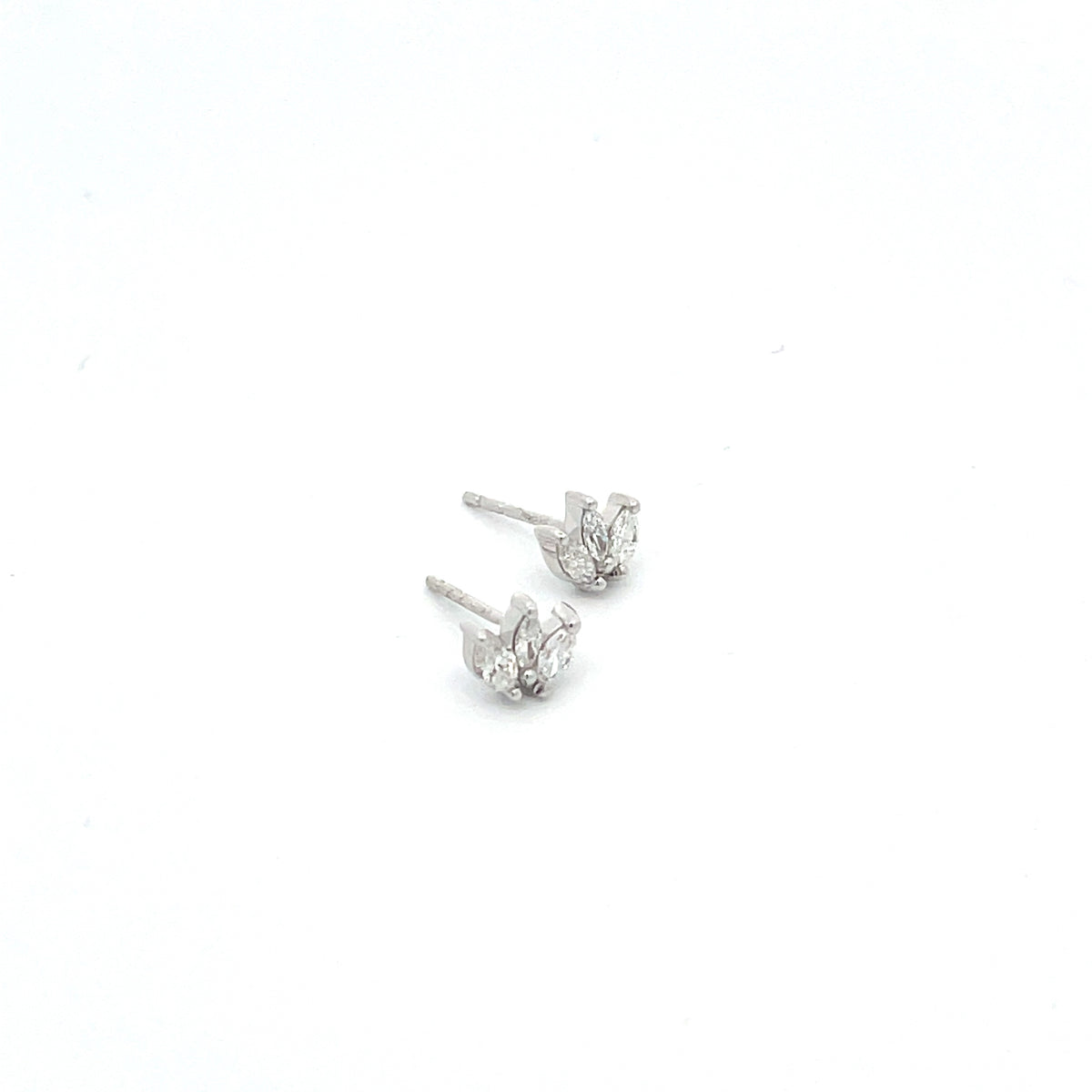 EFG51972. 14k Solid Gold Diamond Flower Studs