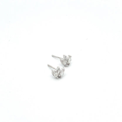 EFG51972. 14k Solid Gold Diamond Flower Studs