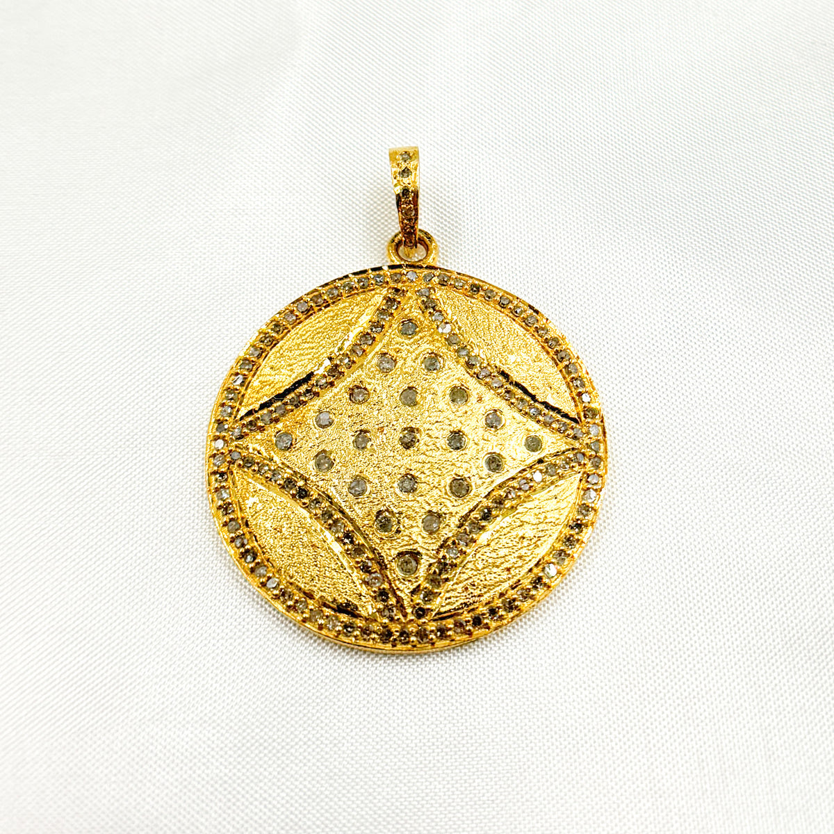 DP284. Diamond Sterling Silver Round Pendant