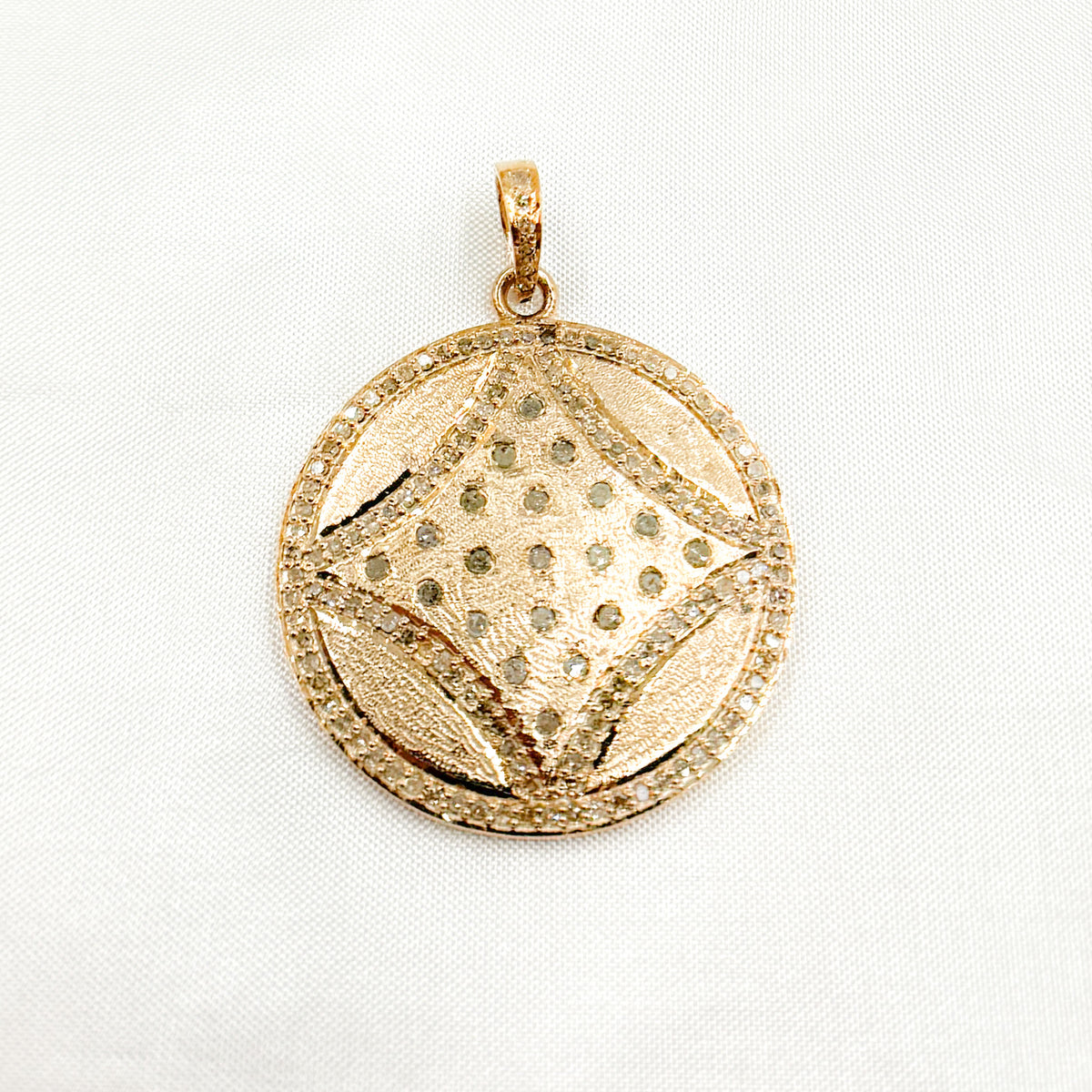 DP284. Diamond Sterling Silver Round Pendant