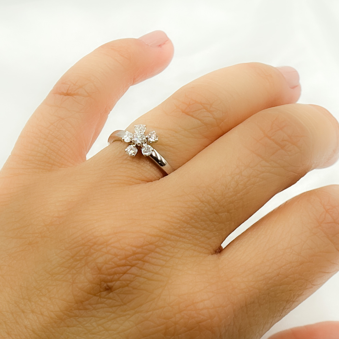 14k Solid Gold Diamond Flower Ring. RN411098