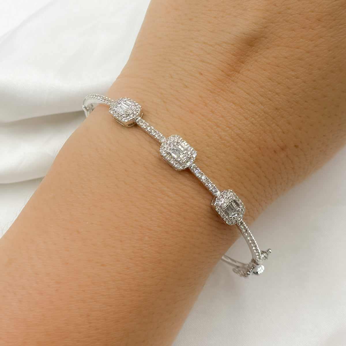 BNL68161. 14K White Solid Gold Diamond Bracelet