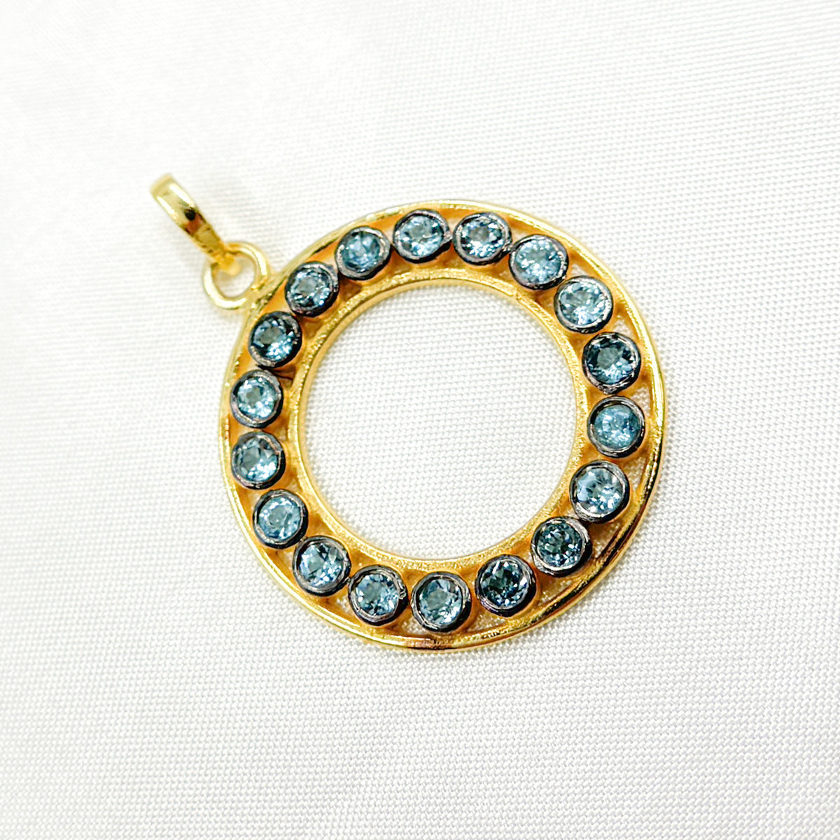 DSP040. Sterling Silver Round Pendant with Gemstone