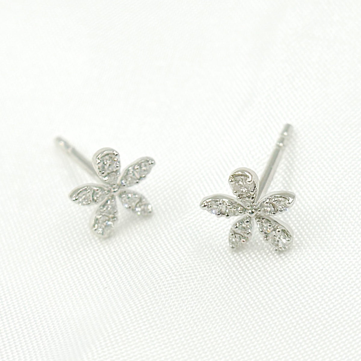 ER413387. 14K Solid Gold Diamond Flower Studs
