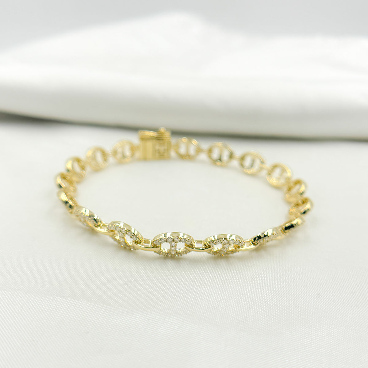 BR402447. 14k Solid Gold Diamond Marina Link Bracelet