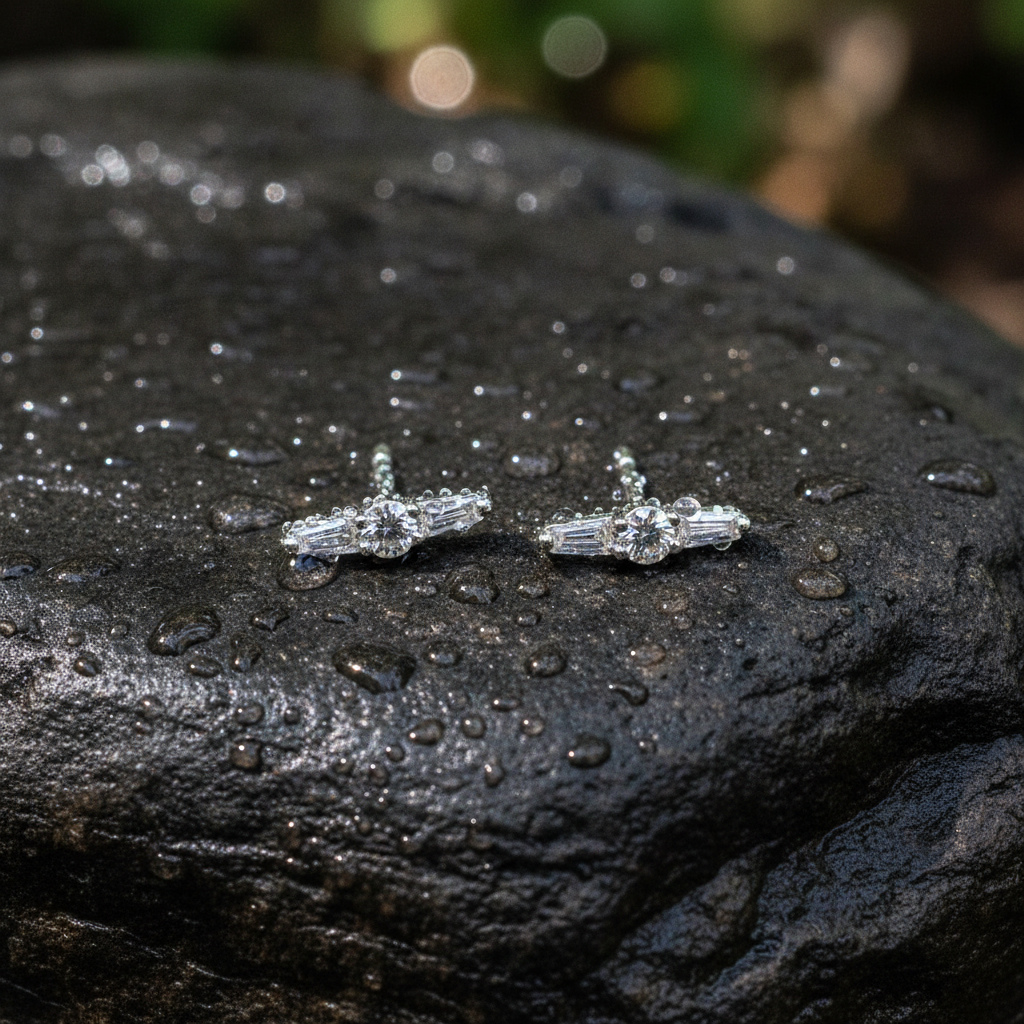 ER421062. 14K Solid Gold Diamond Bar Studs