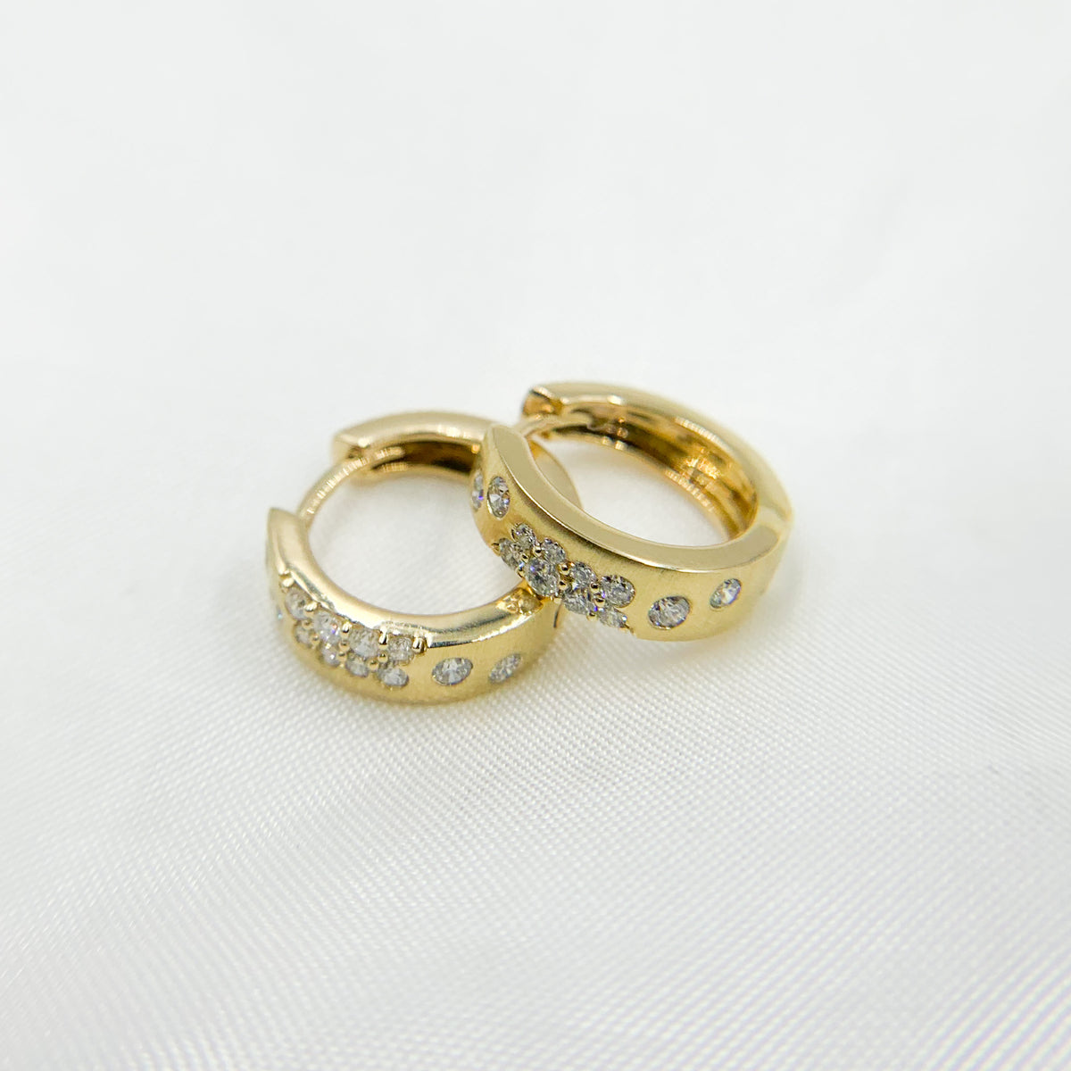 HP401868. 14k Solid Yellow Gold Diamond Huggie Hoop Earrings