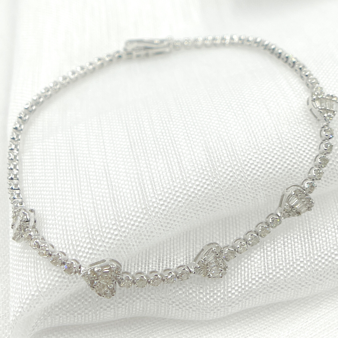 OJ7530. 14K White Gold Bracelet with Diamond Hearts