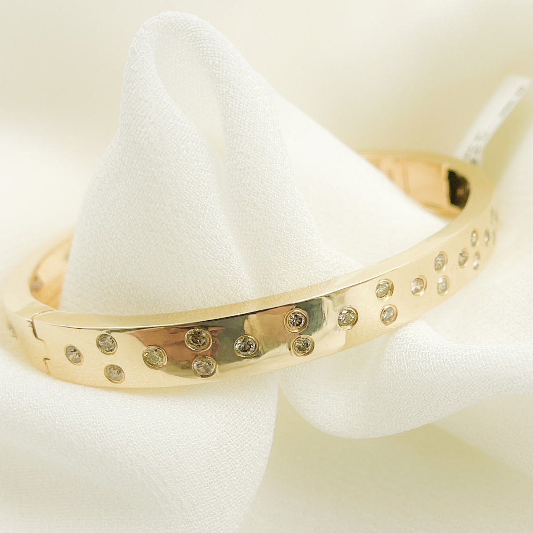 14K Solid Gold Diamonds Bangle. KG95